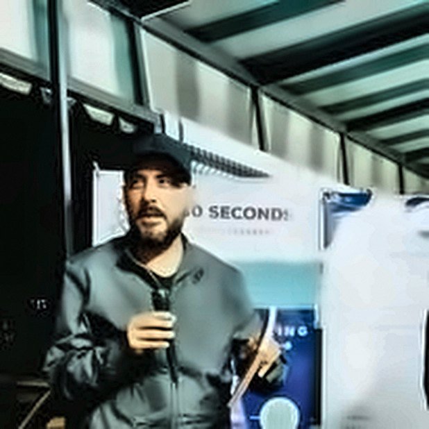 Oscar Onofre, escritor y emprendedor nacido en Puruagua, Guanajuato, hablando en un evento
