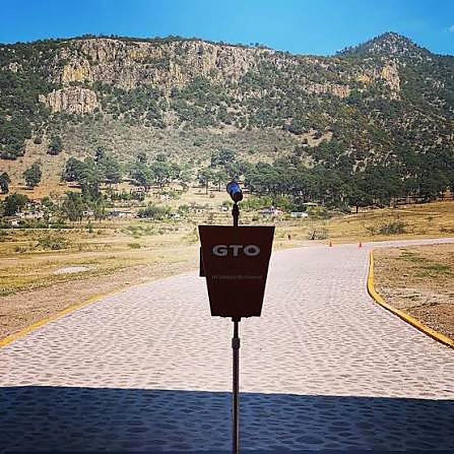 Camino empedrado hacia la sierra de Puruagua, con las paredes de roca al fondo
