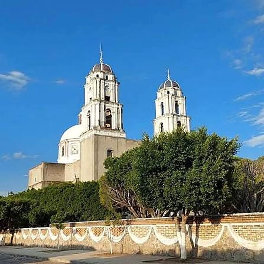Templo de San José Obrero en Puruagua, Guanajuato, con sus dos torres y su cúpula vistos desde la calle